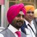 Harpreet Singh Saini, uno degli organizzatori dellevento che porta sulla testa un turbante color fucsia